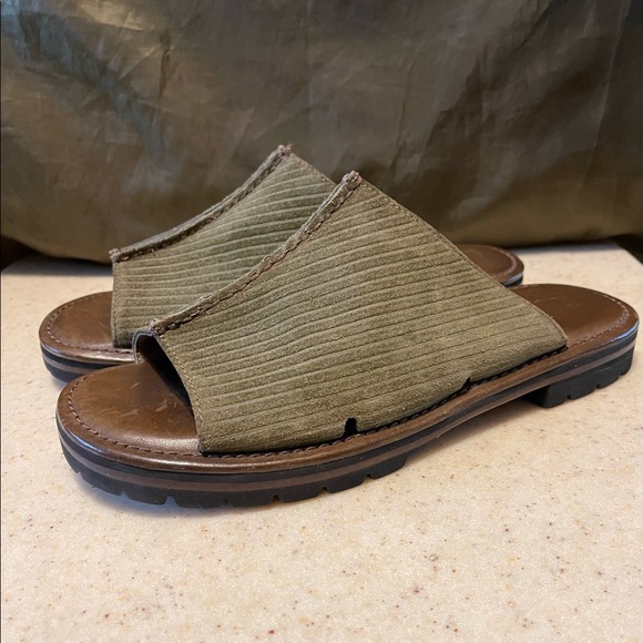 Cole Haan Suede Top Seam Corduroy Look Olive Green Women Size 7.5 Preowned USED - Picture 5 of 9